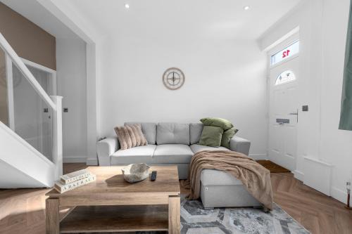 Modern Prestwich Home Near Heaton Park & City Links