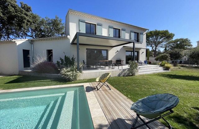 Modern Provencal farmhouse, underfloor air-conditioning in all rooms, saltwater swimming pool.