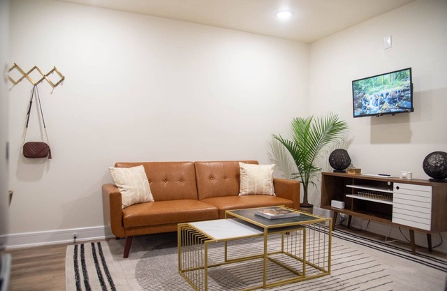 Modern-Retro Boutique Style Suite Near Lower Greenville & Downtown