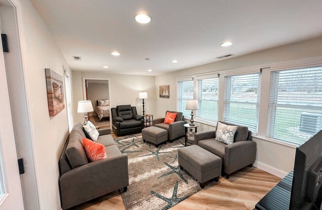 Modern Riverbend Suites 1BR