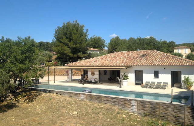 Modern single-storey villa (8p) with 20m heated pool