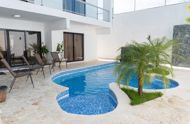 Modern Spacious 5 bedroom villa, Van & driver included n
