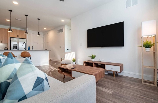 Modern Space near UT King Bed