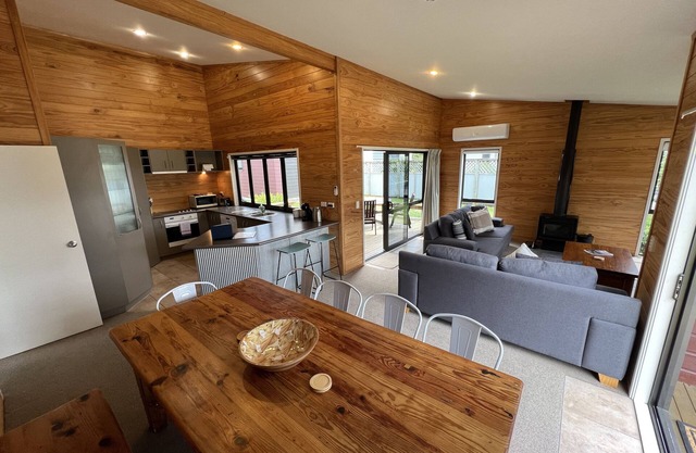 Modern spacious bach close to the lake