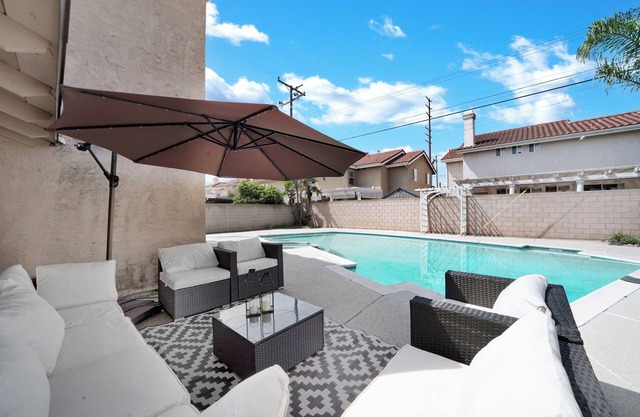 Modern Spacious Central 5 bedroom Pool House with Spa