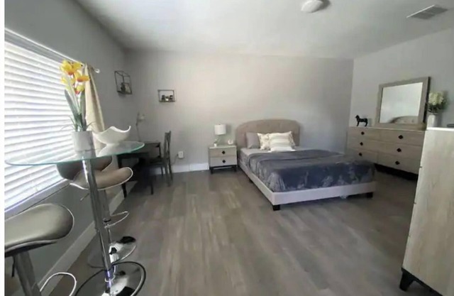 Modern Studio Designed for Extended Stays - Private Bath, Kitchen, Entrance