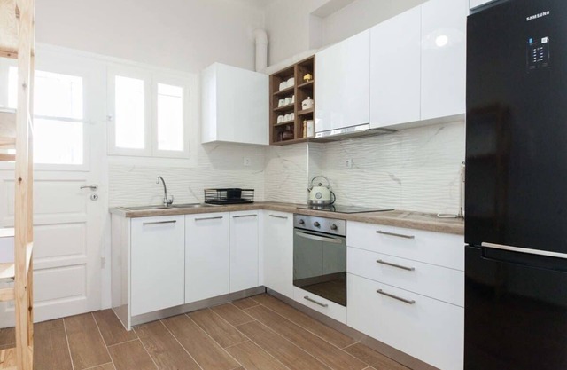 Modern Stylish 2 Bd Apt in the Heart of Vironas