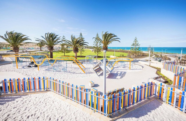 Modern Stylish Beach 4 bed 2b House close to the Beach!