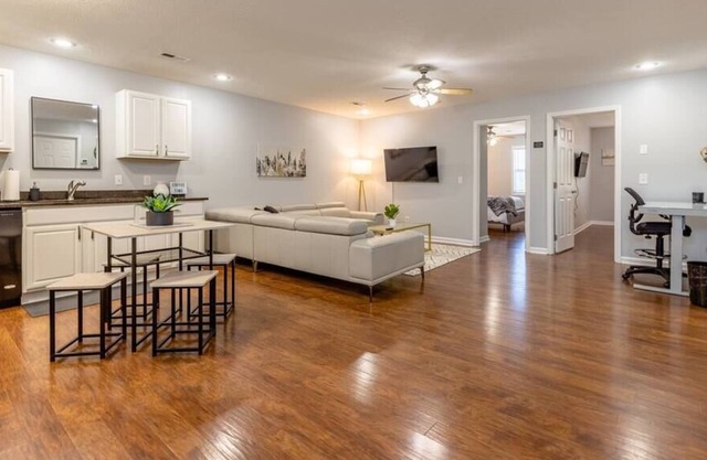 Modern, stylish/comfortable 2-bedroom apartment