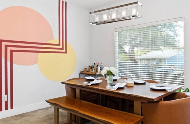 Modern Stylish Home - Near E. 6th St & Downtown