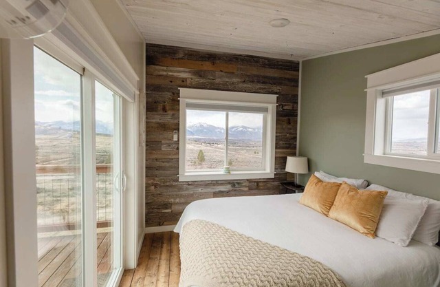 Modern Tiny House with Spectacular Views