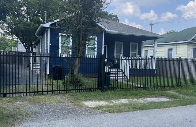 Modern Two Bedroom House/Gated-parking Downtown