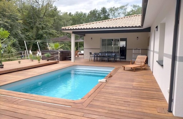Modern villa with spacious jacuzzi, heated pool, 10 min from Bordeaux ring road