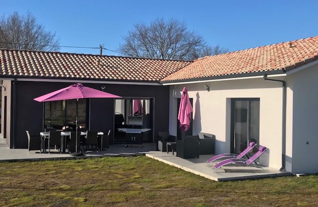 MODERN VILLA 2 steps from the lake