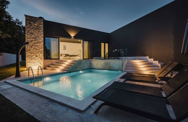 Modern villa for 6 guests with pool, surrounded by pine forest, near beach