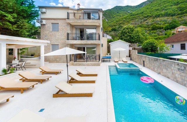 Modern villa with a great view and swimming pool with heated jacuzzi