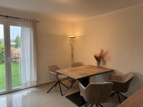 Moderne Erdgeschosswohnung und eigenem Garten