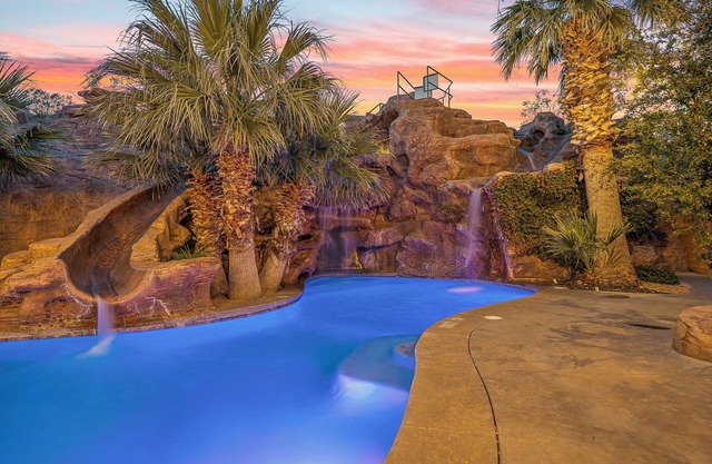 Mollie's Landing: Private Pool + Hot Tub, Basketball, Pickleball. 7 Bdrs