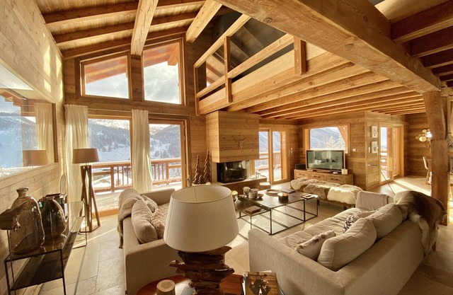 Montgenevre. new Tipamountain chalet, luxury, charm, 185m superb view.