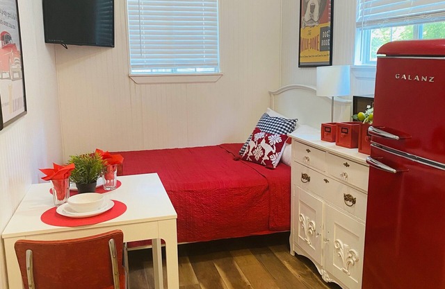 Monthly stay ! Cutest Guesthouse with private Backyard & Entrance