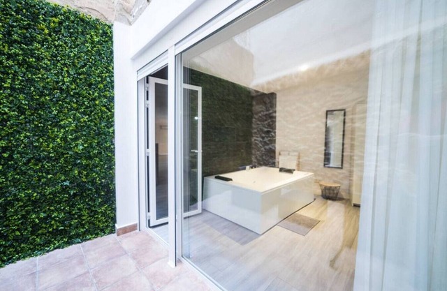 Moonkey - Apto. Cardenal Payá con Jacuzzi y Patio