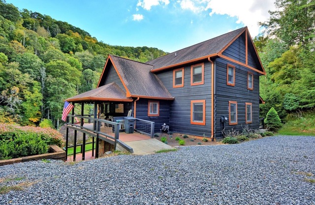 Moonshine River-Open for Bookings! River Front, Hot Tub, Game Room