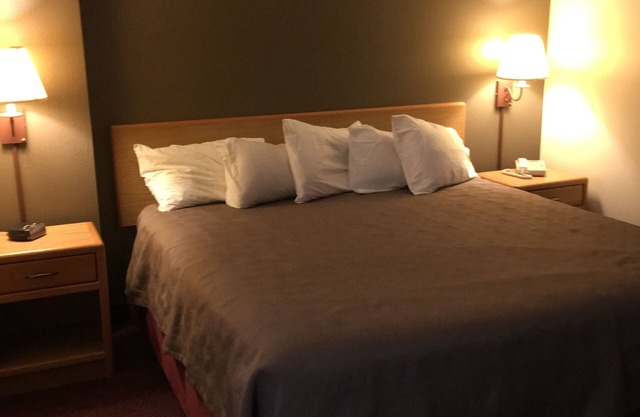 Moose Lake Lodge & Suites