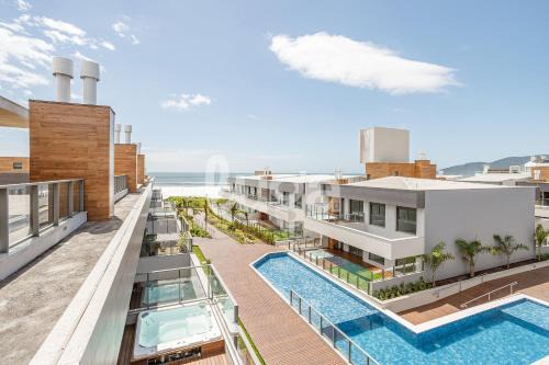 Morro Pedras: Private Jacuzzi and Resort Pool.