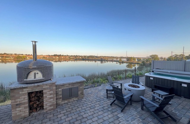 Moses Lake Vineyard Retreat-Waterfront Escapism