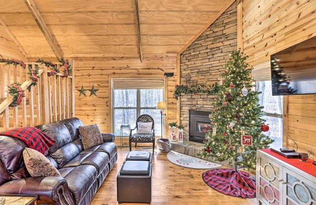 Mossy Rock Retreat Cabin Near DeSoto Park!