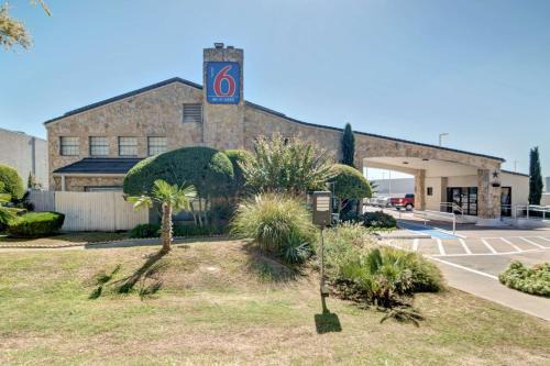 Motel 6-Dallas, TX - Forest Lane