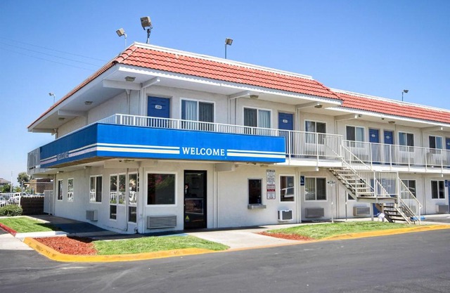 Motel 6-Fresno, CA - Blackstone South