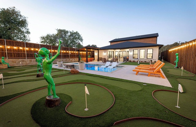 Mothership Arlington: Walk to Stadiums Pool Heated Spa Mini Golf Games & More
