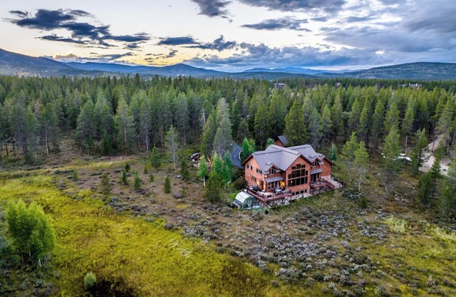 Mountain cabin near slopes w/hot tub