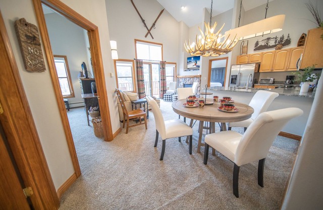 Mountain condo with vaulted ceilings & great views