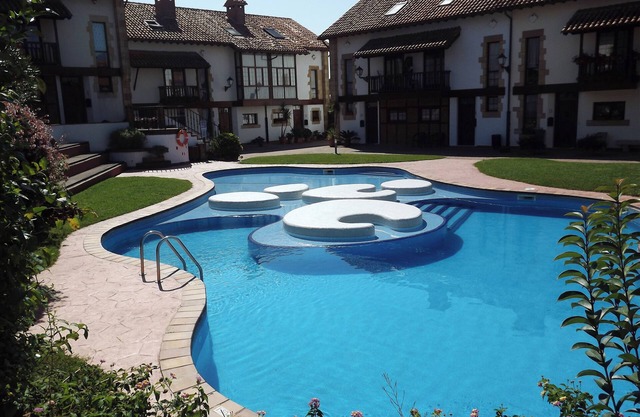 Mountain house with pool, garden with BBQ and surf beach in Somo 5 min