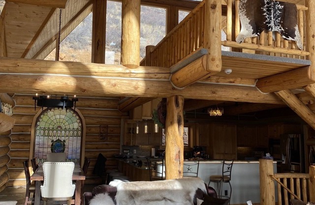Mountain Luxury Log Lodge- pickleball court, swim spa, sauna, pool table, VIEWS!