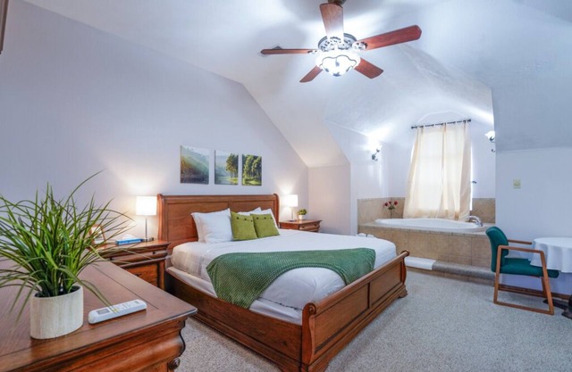 Mountain Meadows Retreat - A Romantic Escape Overlooking the Ozark Mountains