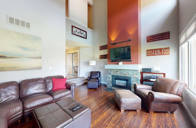 Mountain retreat with a balcony, grill, fireplace & tennis access - walk to lift