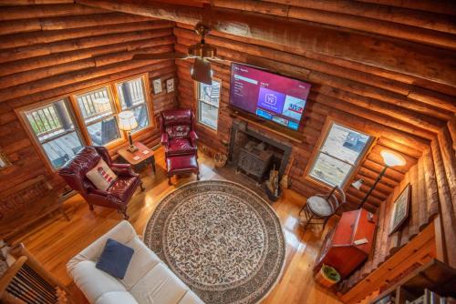 Mountain Top Cabin! Hot tub, Fireplace, Dog Friendly