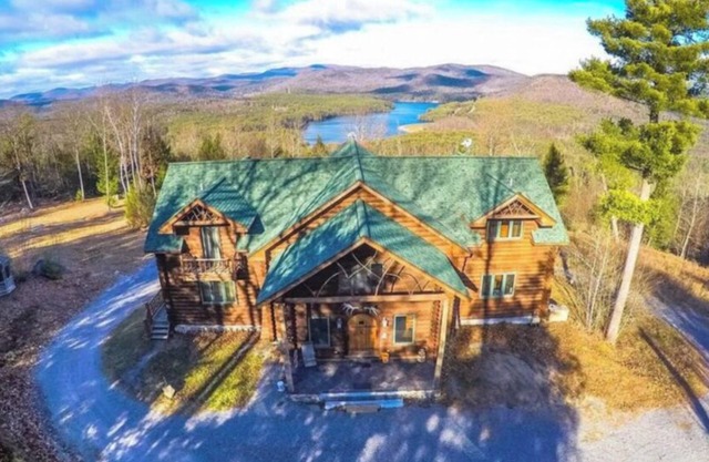 Mountain top, dream log cabin! 100+ acres! 20 min to lake George & Saratoga!