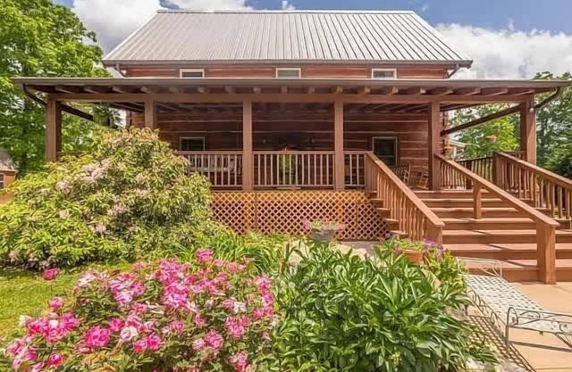 Mountain top Pinecone Cabin