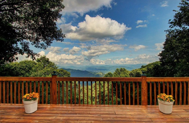 Mountain Top Retreat sweeping mountain views paved road Gated & Golf Course