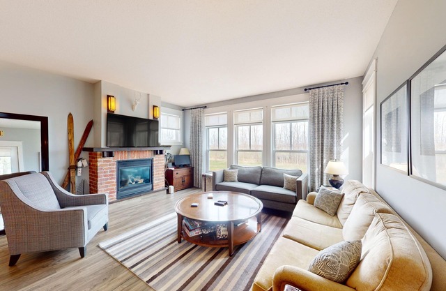 Mountain-view ski condo in great locale with fireplace & community amenities