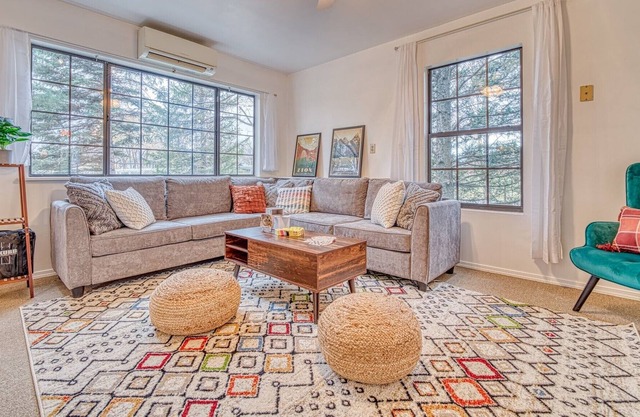 Mountain Views & Modern Amenities