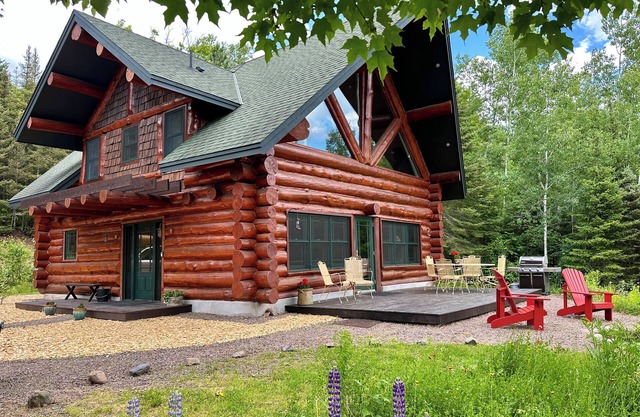 Mountainside Log Cabin on Caribou Lake