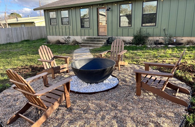 Ms Dot’s 290 Wine Trail Farmhouse-Downtown JC- Fire Pit - Covered Patio