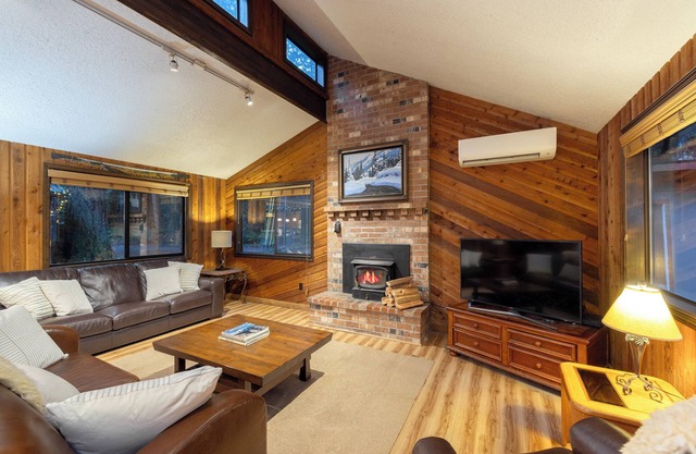 MTN Cabin-Hot Tub-Fire Pit-Games-Sleeps 10!