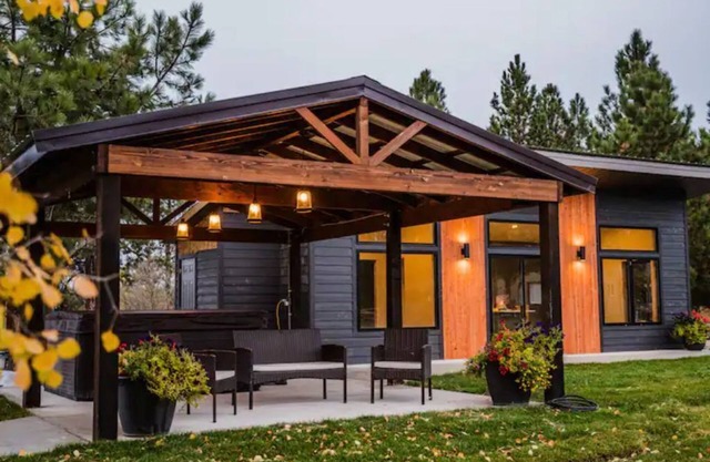 Mtn view 1-bd cabin with hot tub