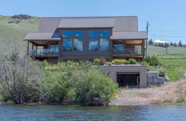 Multi Family Holiday House or Retreat Facility w/lakefront beach and hot tub